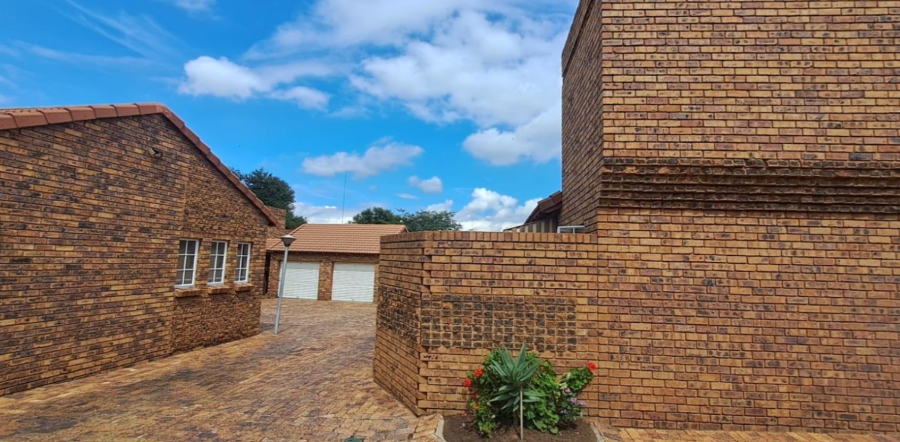 3 Bedroom Property for Sale in Brackendowns Gauteng
