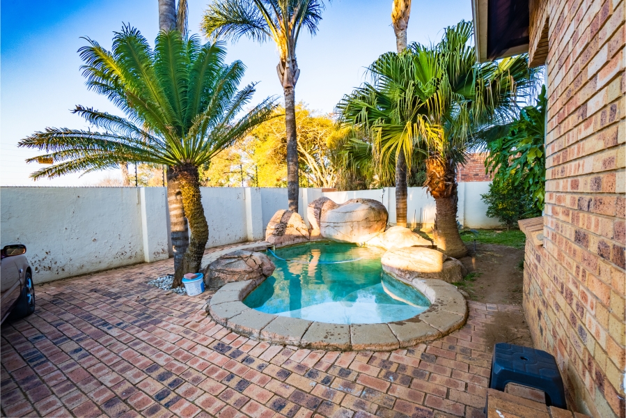 2 Bedroom Property for Sale in Allens Nek Gauteng