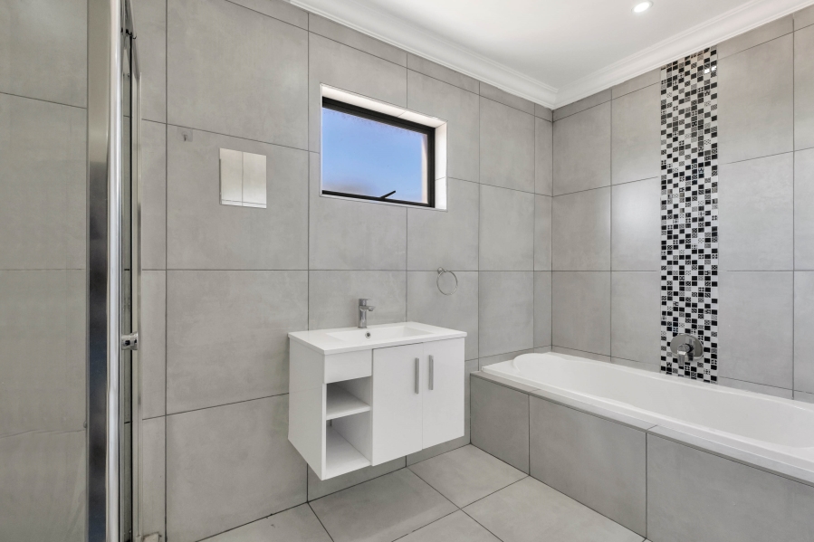 2 Bedroom Property for Sale in Morningside Manor Gauteng