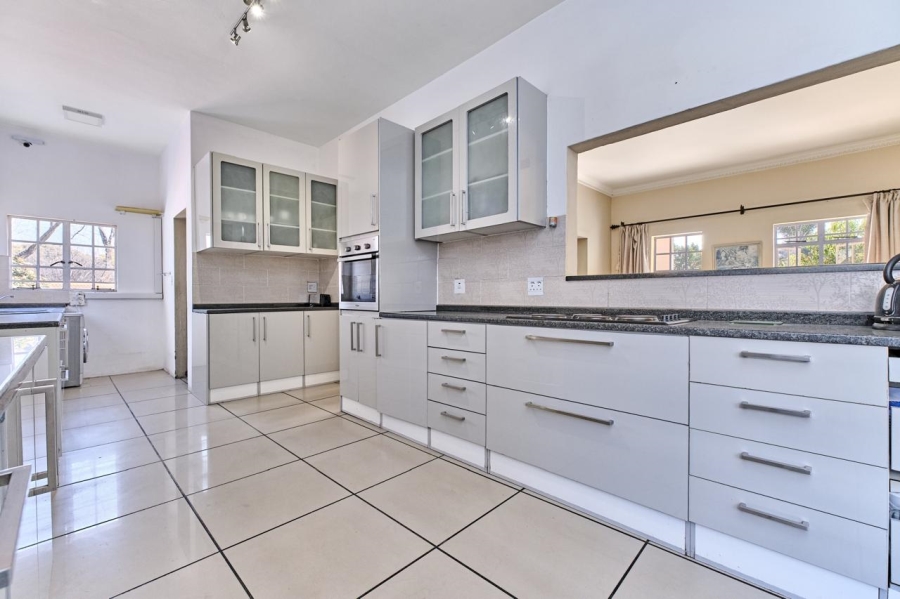 4 Bedroom Property for Sale in Benmore Gardens Gauteng