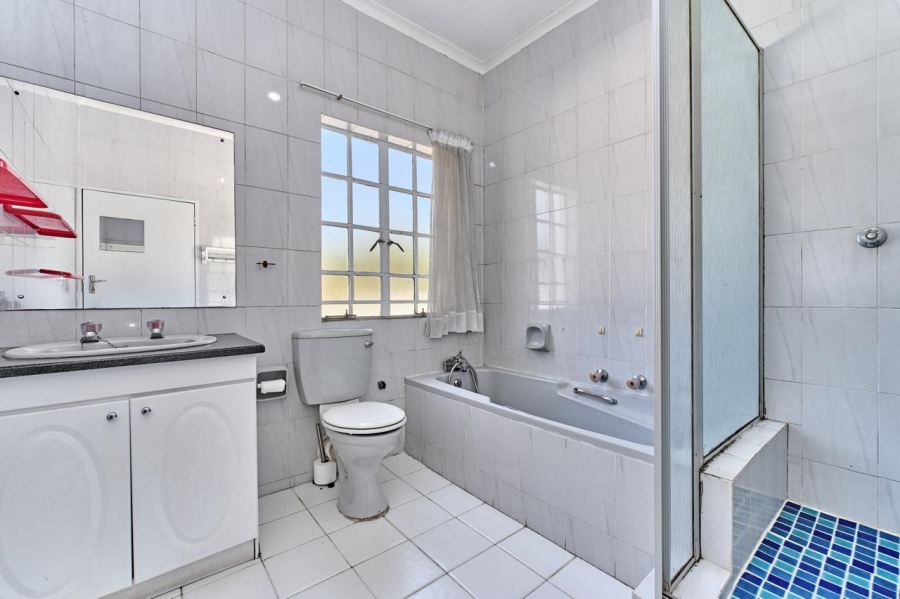 4 Bedroom Property for Sale in Benmore Gardens Gauteng