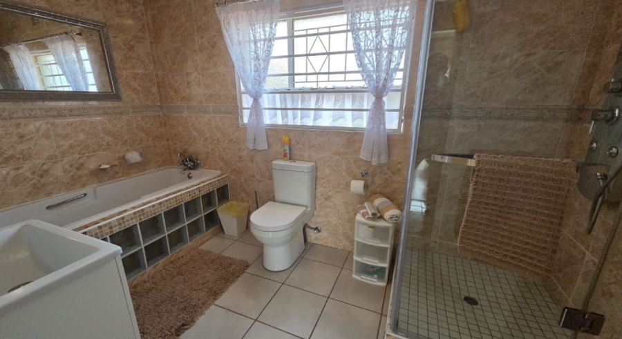 5 Bedroom Property for Sale in Brackenhurst Gauteng