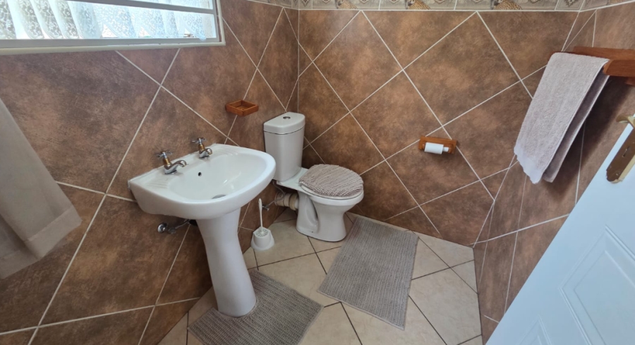5 Bedroom Property for Sale in Brackenhurst Gauteng