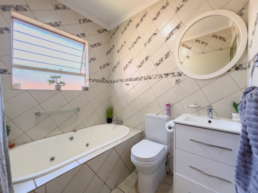4 Bedroom Property for Sale in Glen Marais Gauteng