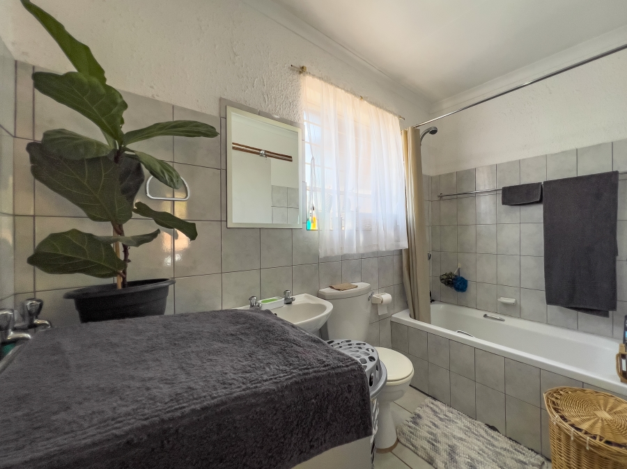 4 Bedroom Property for Sale in Glen Marais Gauteng