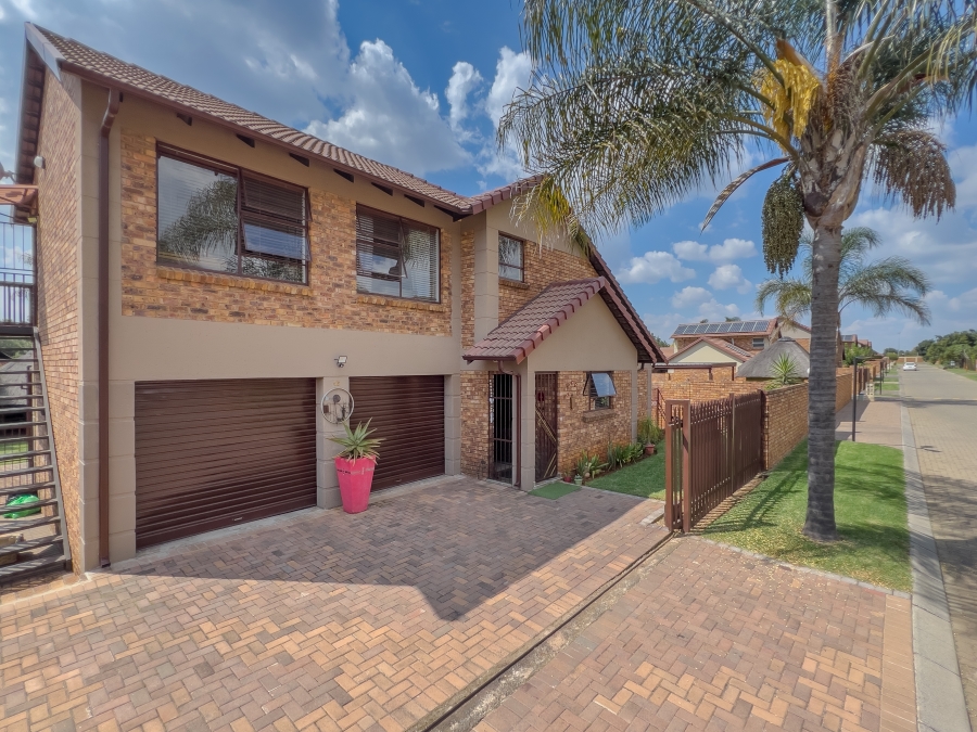 4 Bedroom Property for Sale in Glen Marais Gauteng