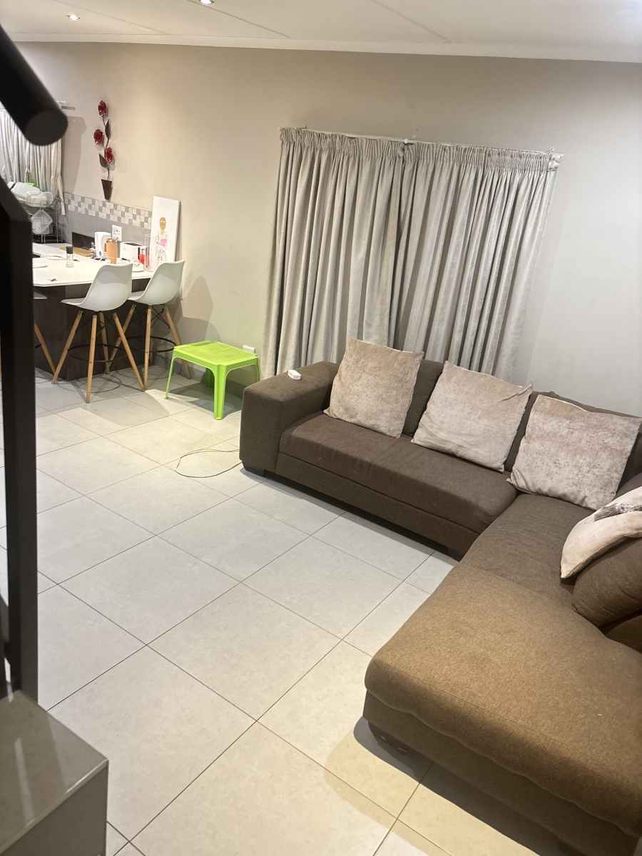 To Let 4 Bedroom Property for Rent in Clayville Gauteng