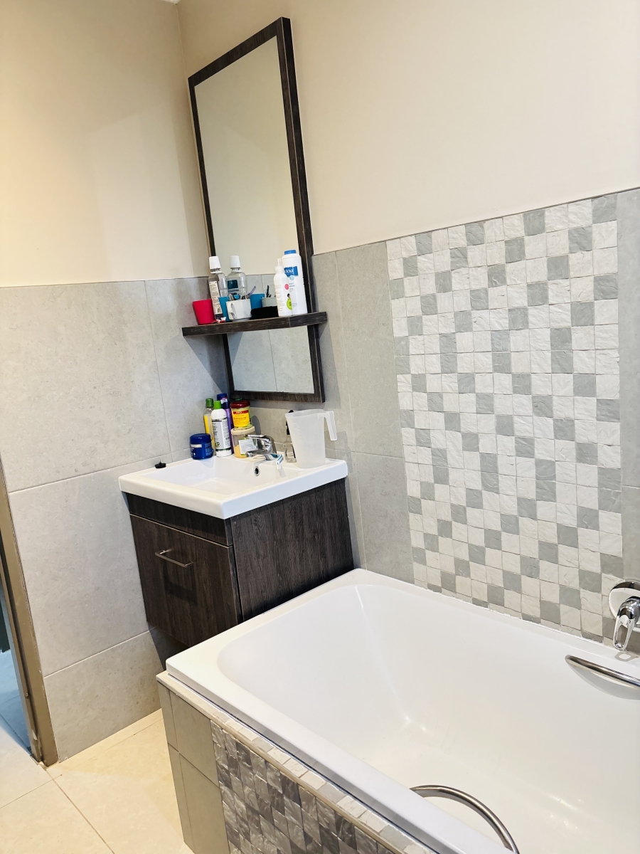 To Let 4 Bedroom Property for Rent in Clayville Gauteng