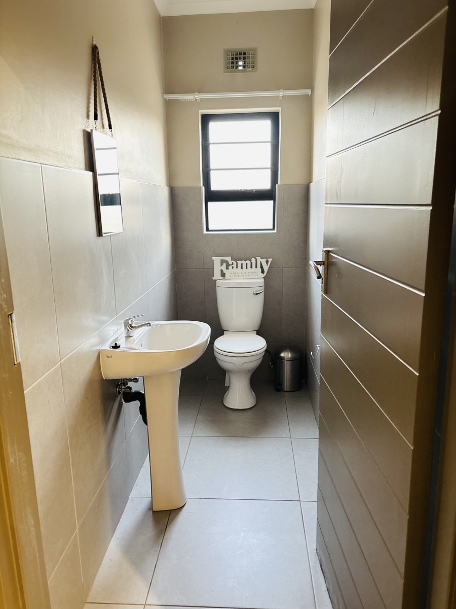 To Let 4 Bedroom Property for Rent in Clayville Gauteng