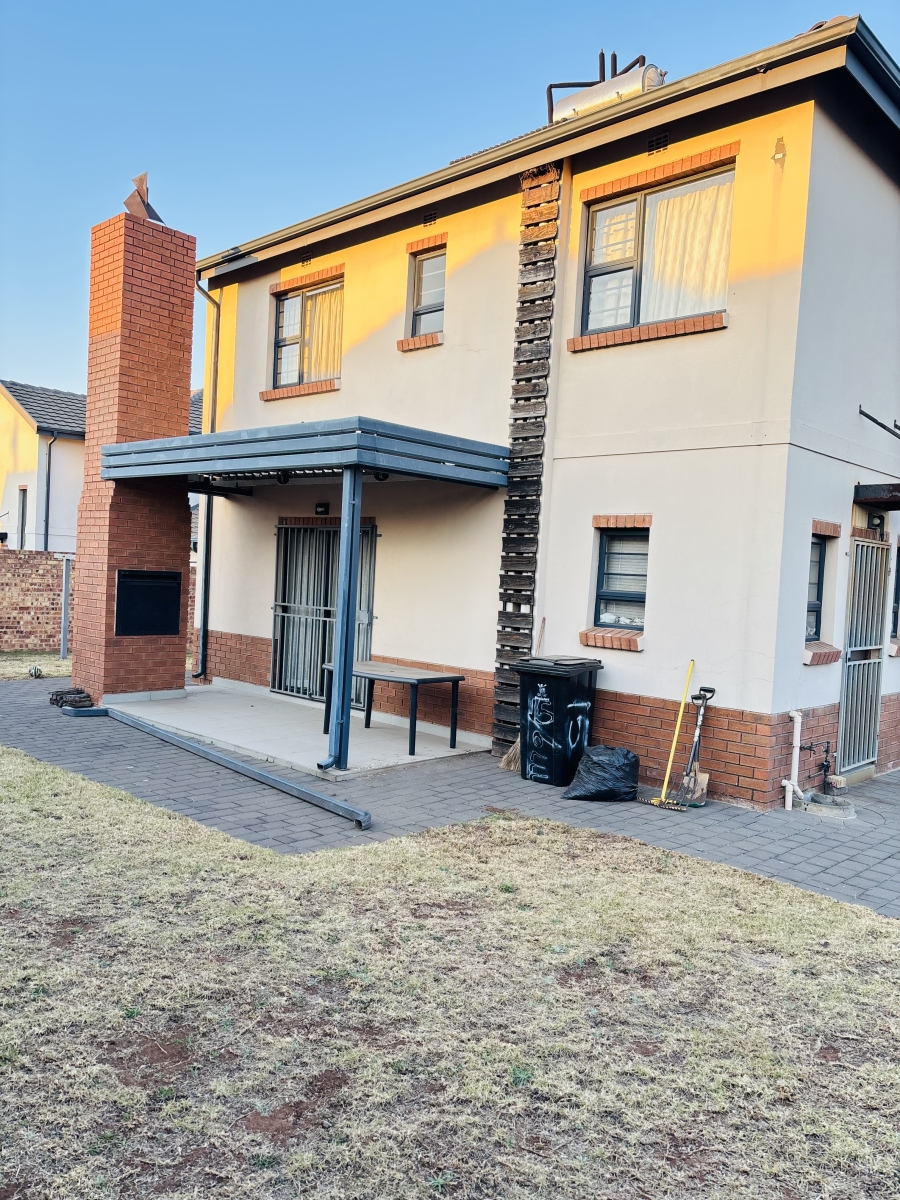 To Let 4 Bedroom Property for Rent in Clayville Gauteng