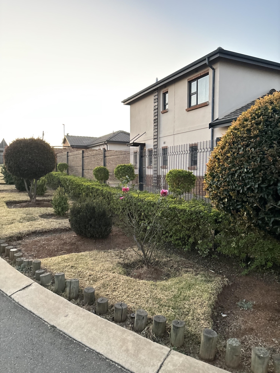 To Let 4 Bedroom Property for Rent in Clayville Gauteng