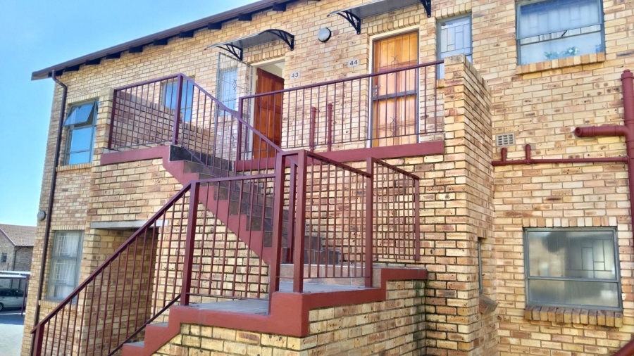 2 Bedroom Property for Sale in Roodekrans Gauteng