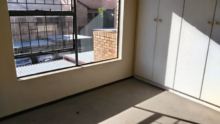 2 Bedroom Property for Sale in Roodekrans Gauteng