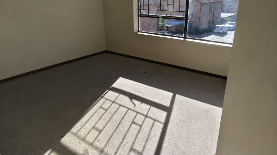 2 Bedroom Property for Sale in Roodekrans Gauteng