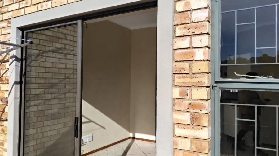 2 Bedroom Property for Sale in Roodekrans Gauteng