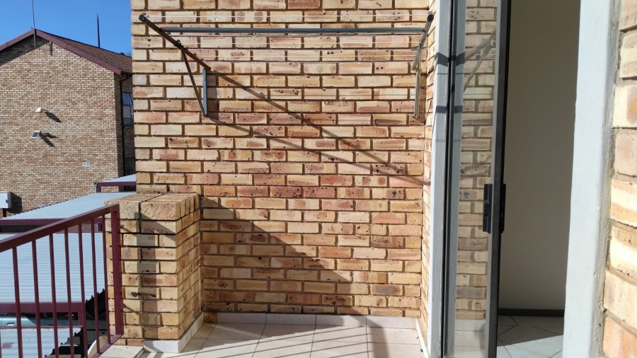 2 Bedroom Property for Sale in Roodekrans Gauteng