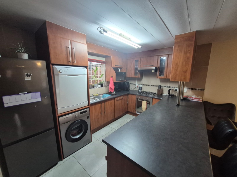 To Let 2 Bedroom Property for Rent in Garsfontein Gauteng