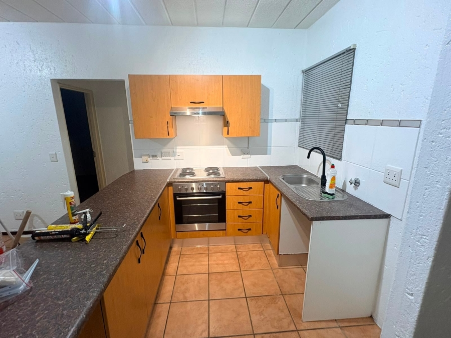 To Let 1 Bedroom Property for Rent in Douglasdale Gauteng