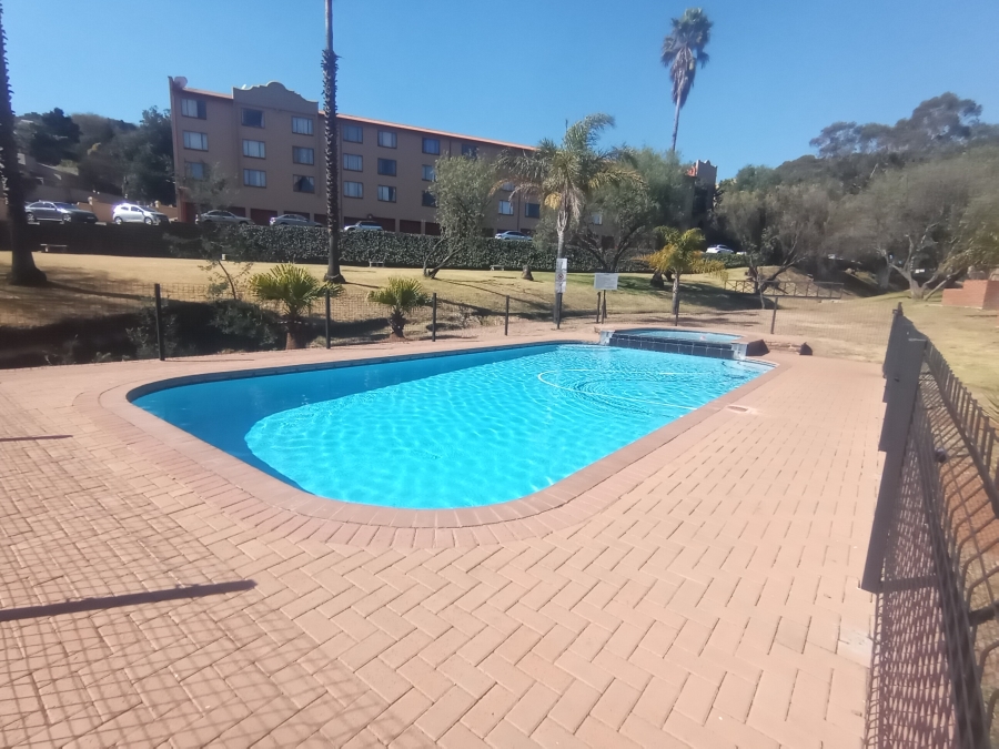 2 Bedroom Property for Sale in Helderkruin Gauteng