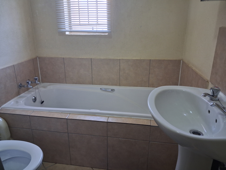 2 Bedroom Property for Sale in Olievenhoutbosch Gauteng
