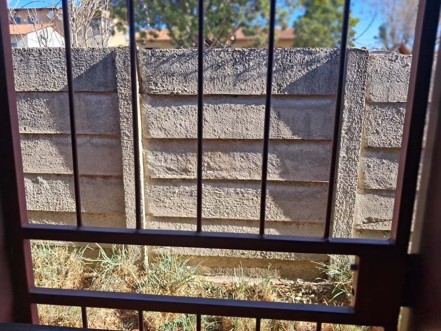 2 Bedroom Property for Sale in Olievenhoutbosch Gauteng