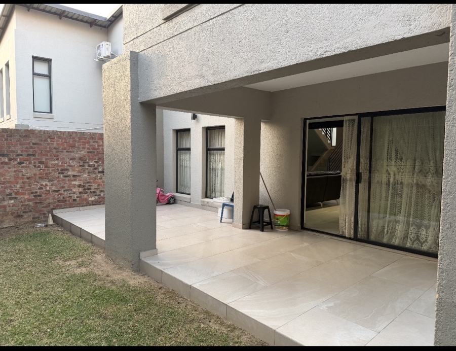 4 Bedroom Property for Sale in Crowthorne AH Gauteng