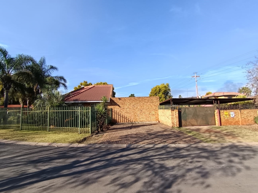 3 Bedroom Property for Sale in Dersley Gauteng