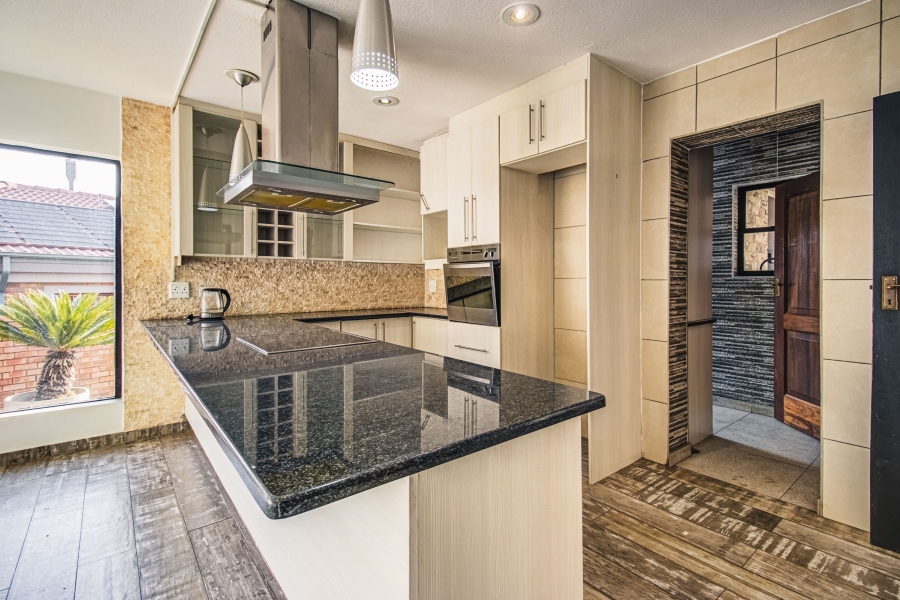 5 Bedroom Property for Sale in Glen Erasmia Gauteng