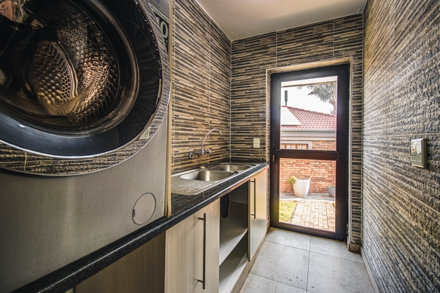 5 Bedroom Property for Sale in Glen Erasmia Gauteng