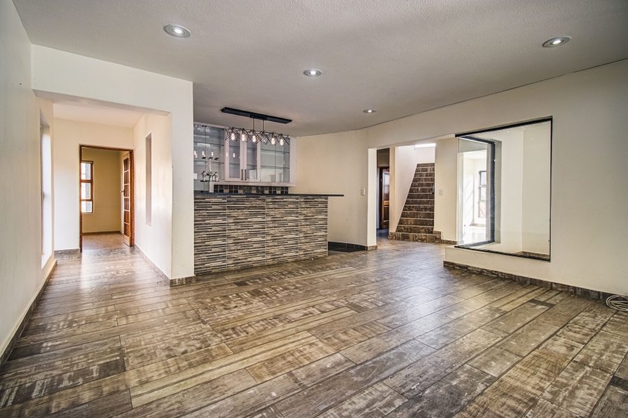 5 Bedroom Property for Sale in Glen Erasmia Gauteng