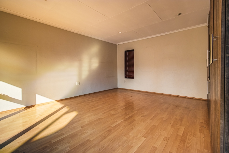 5 Bedroom Property for Sale in Glen Erasmia Gauteng