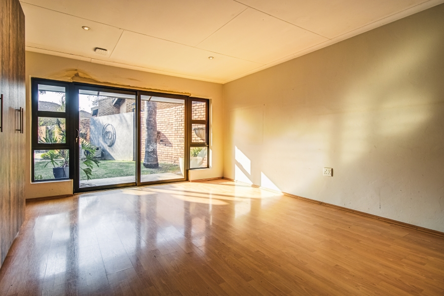 5 Bedroom Property for Sale in Glen Erasmia Gauteng