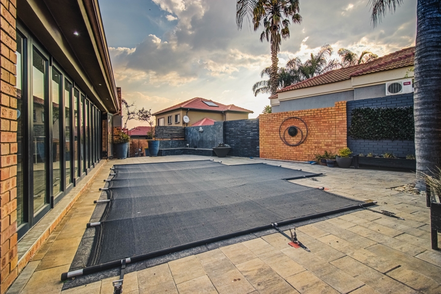 5 Bedroom Property for Sale in Glen Erasmia Gauteng