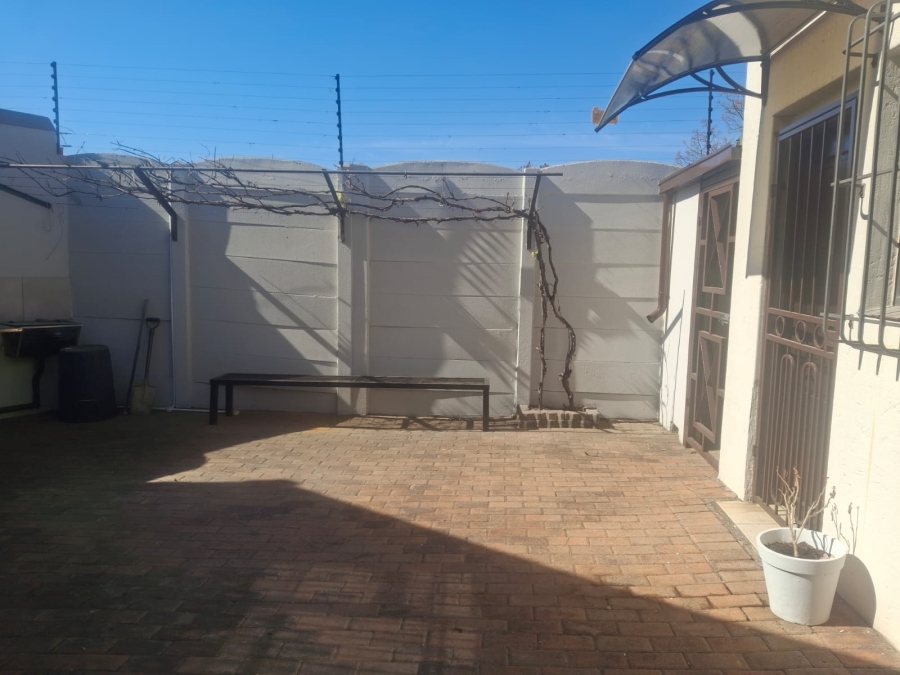 To Let 1 Bedroom Property for Rent in Sandringham Gauteng