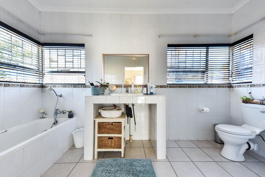 4 Bedroom Property for Sale in Rietvalleirand Gauteng