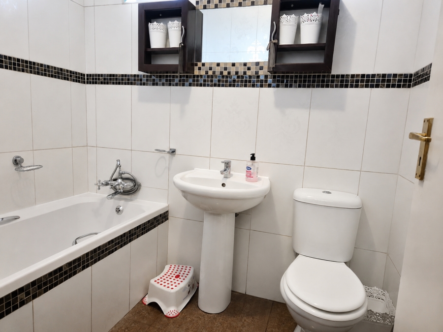 2 Bedroom Property for Sale in Three Rivers Proper Gauteng