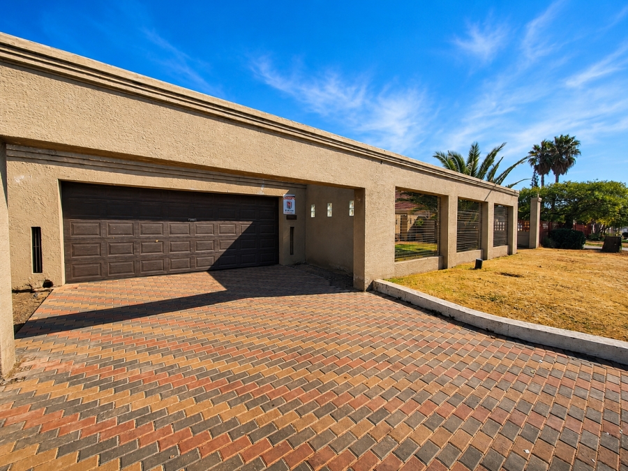4 Bedroom Property for Sale in Vanderbijlpark SE 7 Gauteng