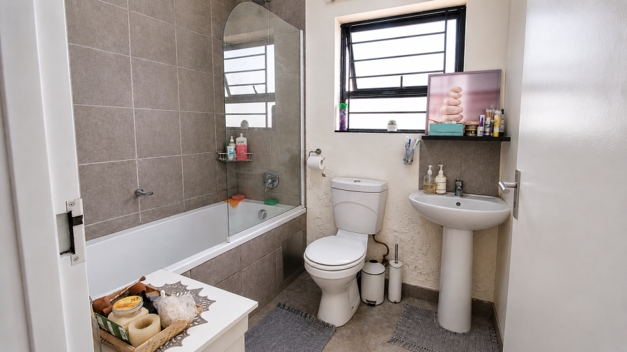 2 Bedroom Property for Sale in The Reeds Gauteng