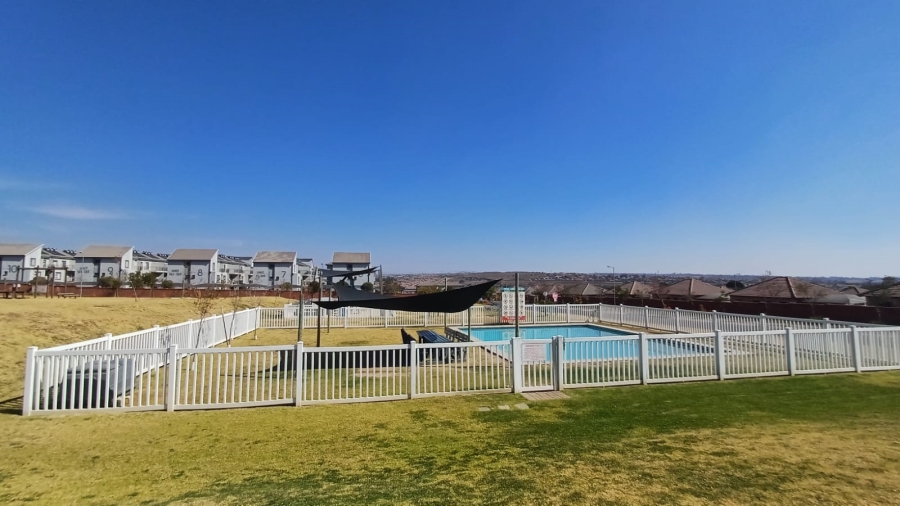 2 Bedroom Property for Sale in The Reeds Gauteng