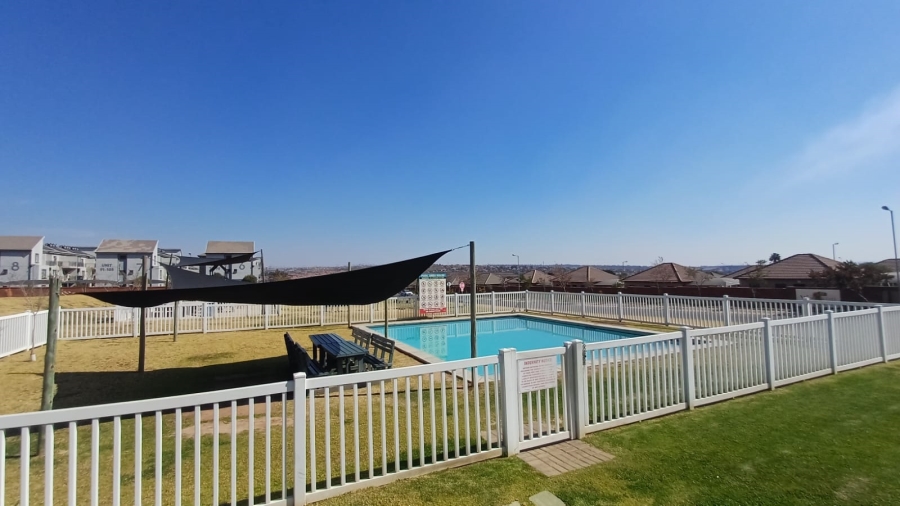 2 Bedroom Property for Sale in The Reeds Gauteng