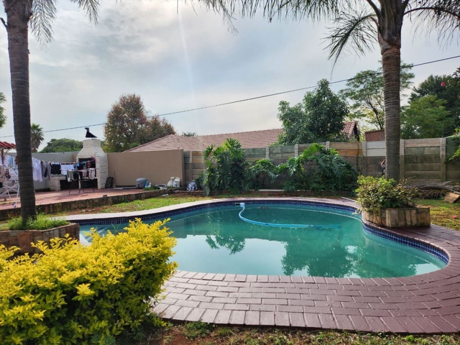 6 Bedroom Property for Sale in Glen Marais Gauteng