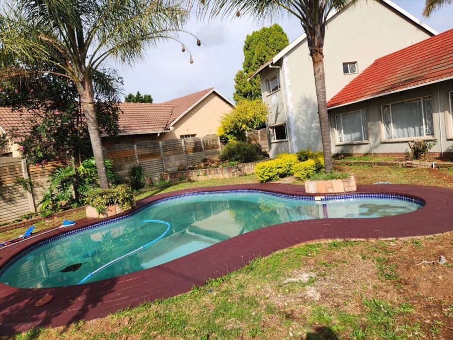 6 Bedroom Property for Sale in Glen Marais Gauteng