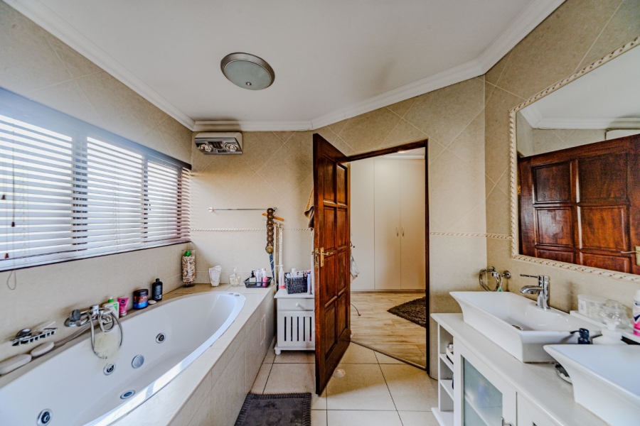 4 Bedroom Property for Sale in Silver Lakes Golf Estate Gauteng