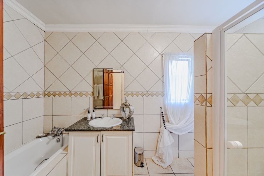 4 Bedroom Property for Sale in Silver Lakes Golf Estate Gauteng