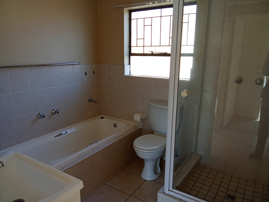 2 Bedroom Property for Sale in Roodekrans Gauteng