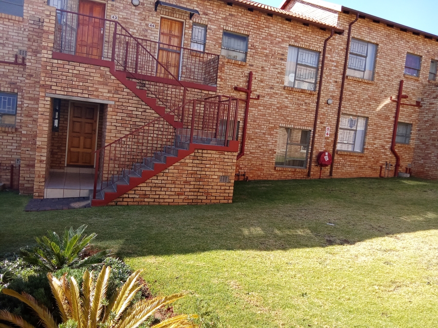 2 Bedroom Property for Sale in Roodekrans Gauteng