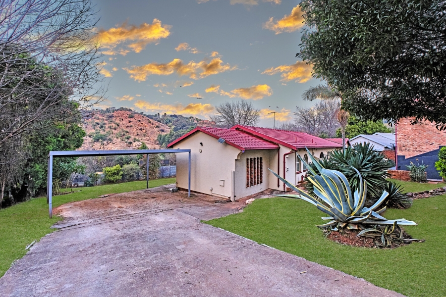 4 Bedroom Property for Sale in Kloofendal Gauteng