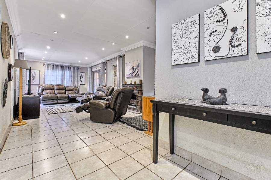 4 Bedroom Property for Sale in Kloofendal Gauteng