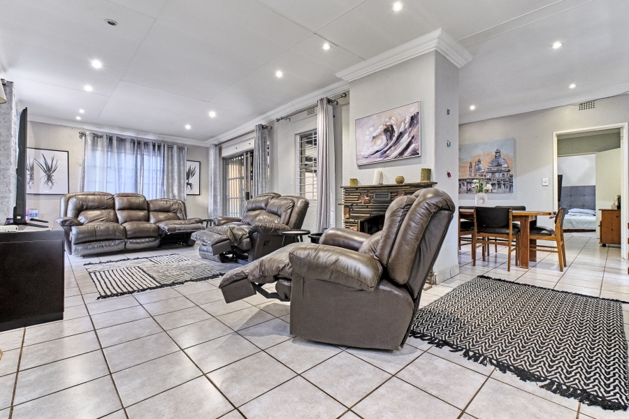 4 Bedroom Property for Sale in Kloofendal Gauteng