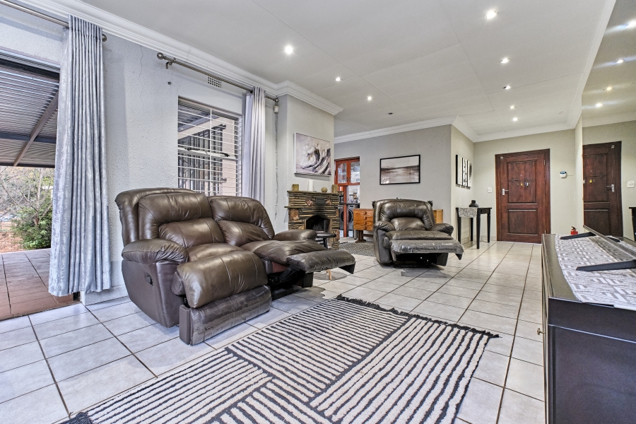 4 Bedroom Property for Sale in Kloofendal Gauteng
